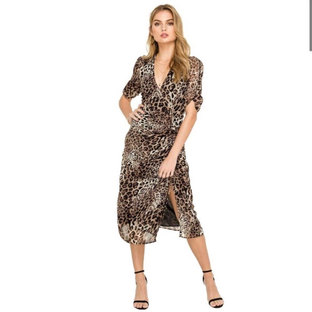 ASTR the label cheetah Animal Print ruched Midi short sleeve womens Dress M EUC